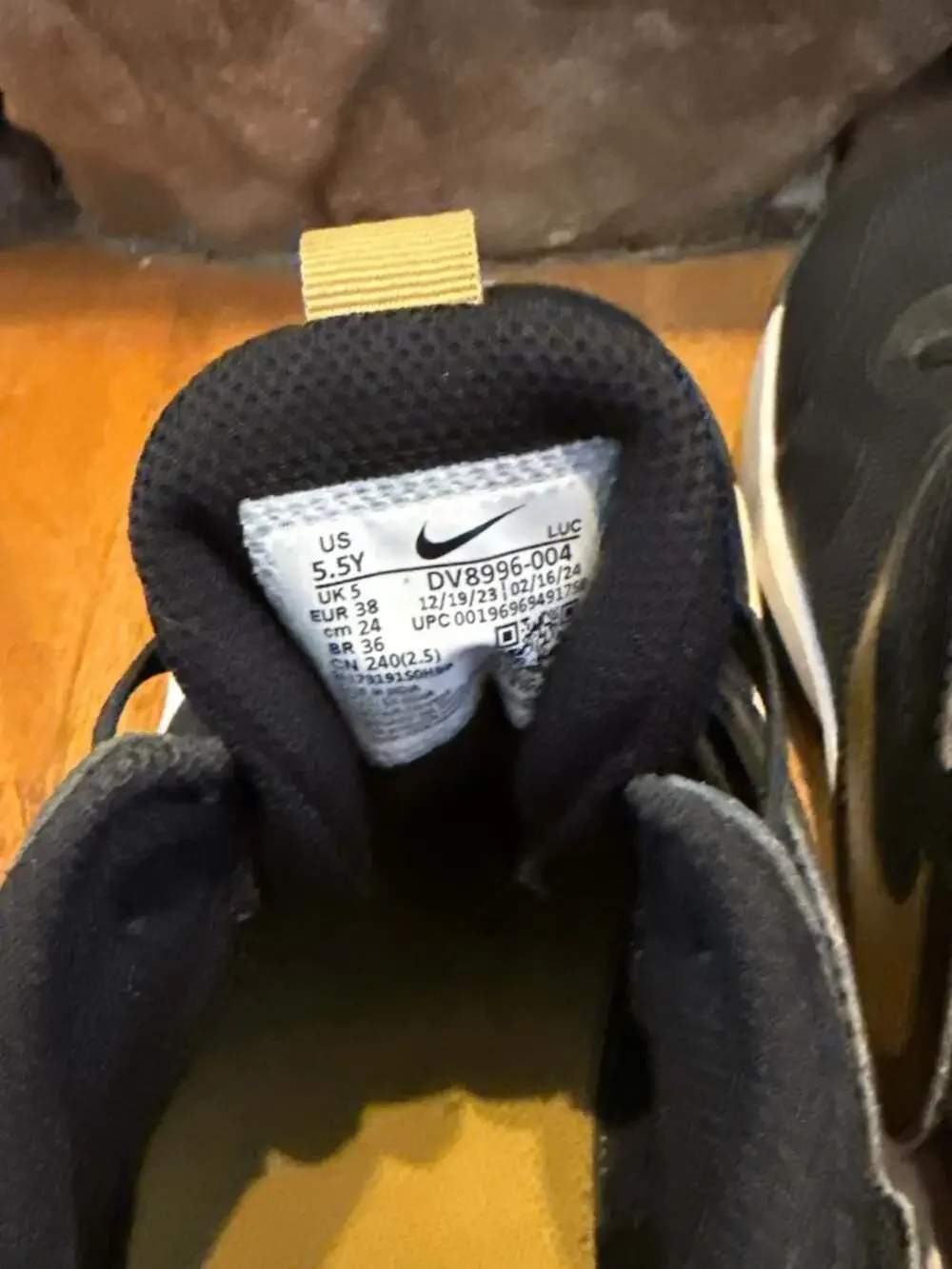 Nike Team Hustle D11 GS Youth Basketball Shoes Black/Metallic Gold DV8996-004